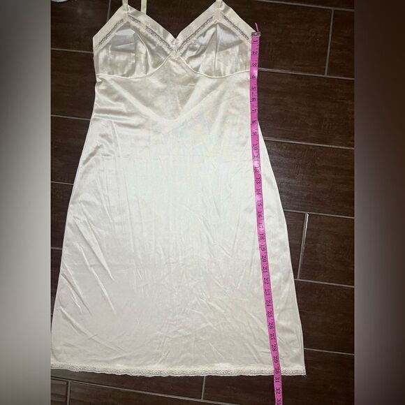 Lorraine nude nylon vintage slip sz 34 Tall - Picture 9 of 9